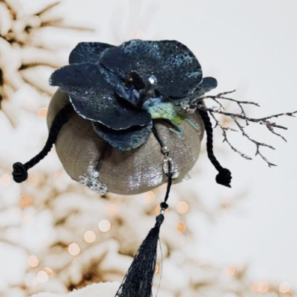 Χειροποίητη κολοκύθα - Γούρι από ύφασμα λαμέ σε μπεζ χρώμα με μαύρη ορχιδέα - διάσταση 14 χ 11 εκ. - ύφασμα, χριστουγεννιάτικο, χριστουγεννιάτικα δώρα, κολοκύθα, γούρια - 2