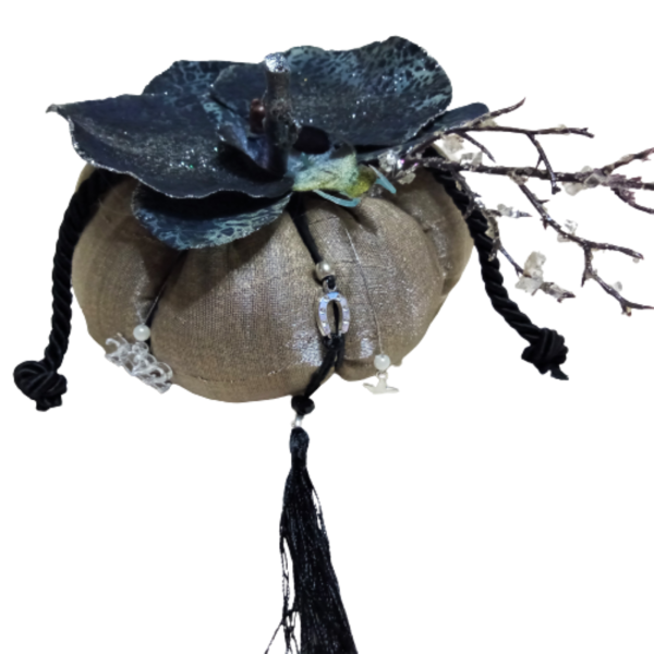 Χειροποίητη κολοκύθα - Γούρι από ύφασμα λαμέ σε μπεζ χρώμα με μαύρη ορχιδέα - διάσταση 14 χ 11 εκ. - ύφασμα, χριστουγεννιάτικο, χριστουγεννιάτικα δώρα, κολοκύθα, γούρια - 3