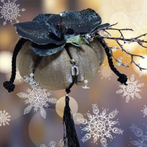Χειροποίητη κολοκύθα - Γούρι από ύφασμα λαμέ σε μπεζ χρώμα με μαύρη ορχιδέα - διάσταση 14 χ 11 εκ. - ύφασμα, χριστουγεννιάτικο, χριστουγεννιάτικα δώρα, κολοκύθα, γούρια - 4