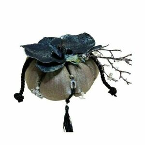 Χειροποίητη κολοκύθα - Γούρι από λαμέ ύφασμα σε μπεζ χρώμα με μαύρη ορχιδέα - διάσταση 14 χ 11 εκ. - ύφασμα, χριστουγεννιάτικο, χριστουγεννιάτικα δώρα, κολοκύθα, γούρια