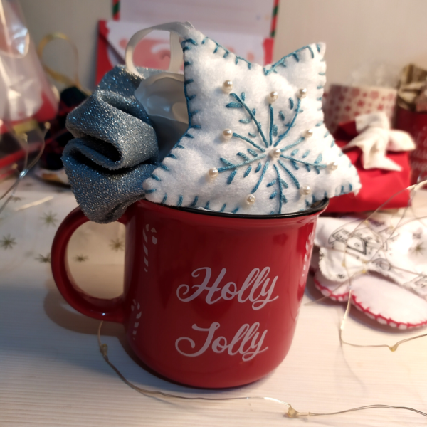Χριστουγεννιάτικο gift box με κούπα, 2 scrunchie και στολίδι αστέρι - ύφασμα, αστέρι, σετ δώρου - 3