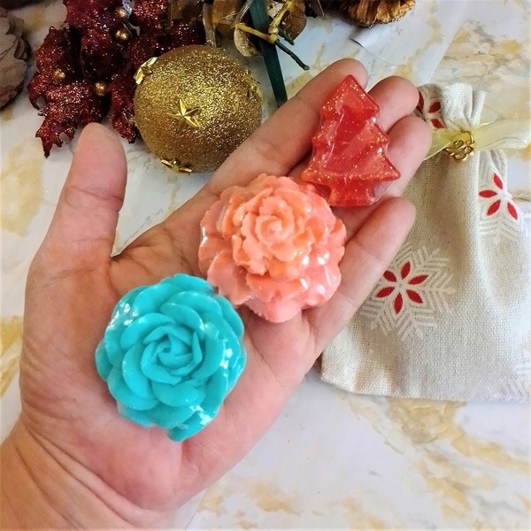 Γούρι 2023, πουγκί με τρία σαπουνάκια γλυκερίνης, τριαντάφυλλα και δέντρο, 14εκ. - ύφασμα, χριστουγεννιάτικα δώρα, αρωματικό σαπούνι, γούρια, γούρι 2023 - 2