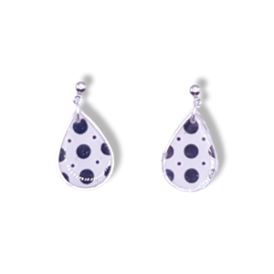 " Polka Dots Drops" I Χειροποίητα μοντέρνα κρεμαστά σκουλαρίκια από πολυμερικό πηλό - 3cm - χρώμα λευκό / μαύρο πουά - δάκρυ, πηλός, μικρά, κρεμαστά, καρφάκι - 2