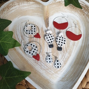 "Heart in Polka Orbit" I Χειροποίητα μοντέρνα κρεμαστά σκουλαρίκια από πολυμερικό πηλό - 7 cm - χρώμα άσπρο /μαύρο / κόκκινο - πηλός, boho, κρεμαστά, γάντζος - 4