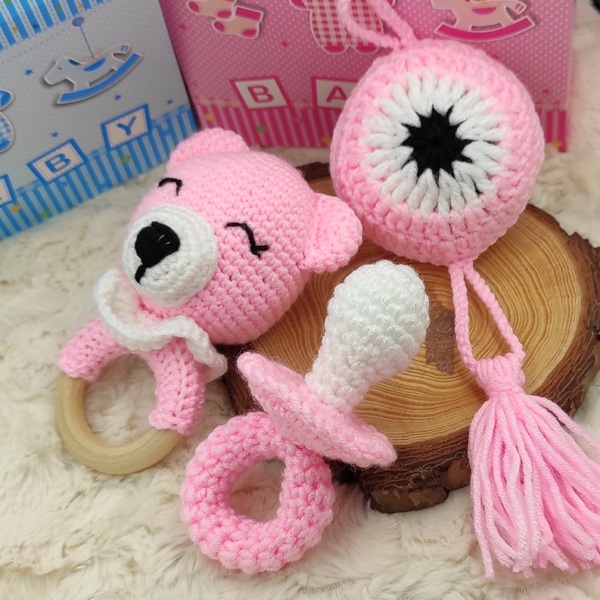 Χειροποίητο σετ δώρου με ροζ πλεκτή κουδουνίστρα, αρκουδάκι πλεκτή πιπίλα και πλεκτό κρεμαστό ματάκι - κορίτσι, ματάκια, δώρα για μωρά, δώρο γέννησης, φυλαχτά - 2