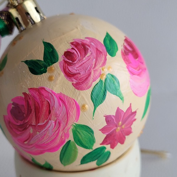 Μπάλα ζωγραφισμένη στο χέρι ροζ λουλούδια - ζωγραφισμένα στο χέρι, πλαστικό, στολίδια, μπάλες - 2