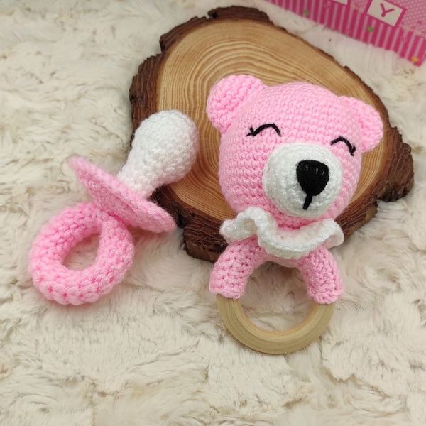 Χειροποίητο σετ δώρου με ροζ πλεκτή κουδουνίστρα αρκουδάκι και πλεκτή πιπίλα - κορίτσι, δώρα για μωρά, κουδουνίστρα, δώρο γέννησης, φυλαχτά - 2