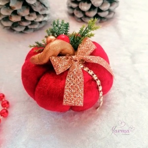 Χειροποίητη βελούδινη κολοκύθα γούρι κόκκινη με χρυσές λεπτομέρειες 9 εκ - βελούδο, χριστουγεννιάτικα δώρα, κολοκύθα, γούρια - 3