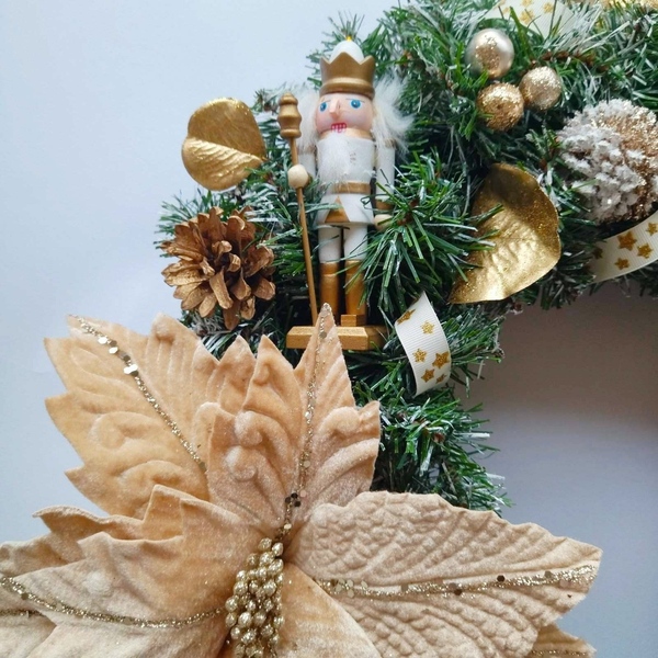 Χριστουγεννιάτικο στεφάνι 45 εκατοστών με χρυσά αλεξανδρινά λουλούδια - στεφάνια, βελούδο, διακοσμητικά, χιονονιφάδα, κουκουνάρι - 3