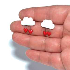 Καρφωτά σκουλαρίκια λευκά συννεφάκια με κόκκινες καρδούλες για βροχή από πολυμερικό πηλό - καρδιά, πηλός, συννεφάκι, καρφωτά - 4
