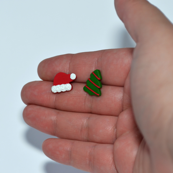 Σκουφάκι δεντράκι χριστουγεννιάτικα καρφωτά σκουλαρίκια από πολυμερικό πηλό - πηλός, καρφωτά, χριστουγεννιάτικο, κοσμήματα, δέντρο - 2