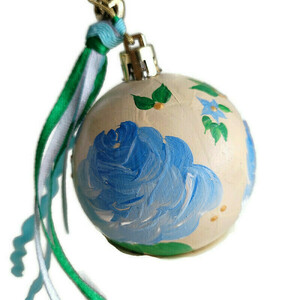 Μπάλα ζωγραφισμένη στο χέρι γαλάζια λουλούδια - ζωγραφισμένα στο χέρι, πλαστικό, στολίδια, μπάλες