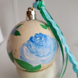 Μπάλα ζωγραφισμένη στο χέρι γαλάζια λουλούδια - ζωγραφισμένα στο χέρι, πλαστικό, στολίδια, μπάλες - 5