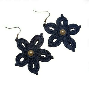 Σκουλαρίκια πλεκτά μπλε μαργαρίτα με πέρλα - νήμα, λουλούδι, με κλιπ, πλεκτά