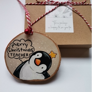 Προσωποποιημένο χειροποίητο χριστουγεννιάτικο ξύλινο στολίδι 9 εκατοστά για δασκάλους "Merry Christmas teacher" με πιγκουινάκι - ξύλο, δασκάλα, στολίδια - 3