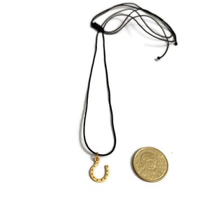 Unisex επίχρυσο γούρι από ανοξείδωτο ατσάλι, σχέδιο πέταλο. Διάσταση στοιχείου 17*10mm.Αυξομειούμενο μέγεθος μακραμέ. Γούρι για το 2024 , 24 - κολιέ, ατσάλι, χριστουγεννιάτικα δώρα, γούρια - 2
