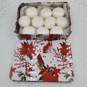 Χριστουγενιατικα χειροποίητα κουραμπιεδακια από κερί σόγιας σε μεταλλικό κουτί δωρου με άρωμα κουραμπιέ. 10 υμχ - αρωματικά κεριά, merry christmas, soy candle