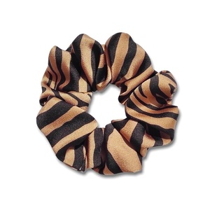 Χειροποίητο μπεζ scrunchie με print ζέβρα - ύφασμα, animal print, χειροποίητα, λαστιχάκια μαλλιών, satin scrunchie