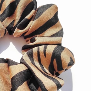 Χειροποίητο μπεζ scrunchie με print ζέβρα - ύφασμα, animal print, χειροποίητα, λαστιχάκια μαλλιών, satin scrunchie - 2