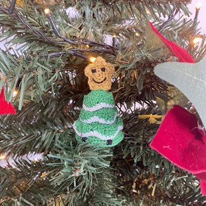 Χριστουγεννιάτικο πλεκτό με βαμβακερό πράσινο νήμα δεντράκι με πλεκτό με βαμβακερό κίτρινο χρώμα αστέρι. Διαστάσεις: 6cm*4cm*4cm - νήμα, αστέρι, στολίδια, δέντρο - 3