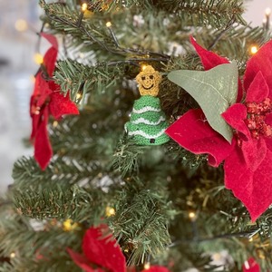 Χριστουγεννιάτικο πλεκτό με βαμβακερό πράσινο νήμα δεντράκι με πλεκτό με βαμβακερό κίτρινο χρώμα αστέρι. Διαστάσεις: 6cm*4cm*4cm - νήμα, αστέρι, στολίδια, δέντρο - 4