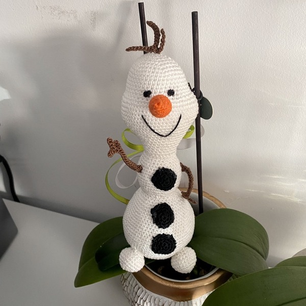 Πλεκτό παιχνίδι χιονάνθρωπος Olaf με νήμα λευκό βαμβακερό και καφέ βαμβακερές λεπτομέρειες. Διαστάσεις 15cm*4,5cm*4,5cm - νήμα, στολίδια - 2