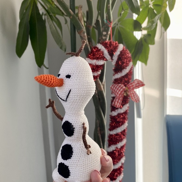 Πλεκτό παιχνίδι χιονάνθρωπος Olaf με νήμα λευκό βαμβακερό και καφέ βαμβακερές λεπτομέρειες. Διαστάσεις 15cm*4,5cm*4,5cm - νήμα, λούτρινα, χιονάνθρωπος, στολίδια - 3