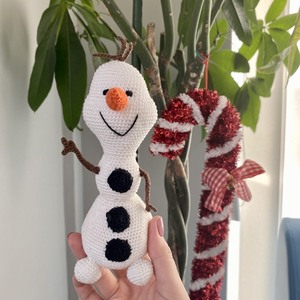Πλεκτό παιχνίδι χιονάνθρωπος Olaf με νήμα λευκό βαμβακερό και καφέ βαμβακερές λεπτομέρειες. Διαστάσεις 15cm*4,5cm*4,5cm - νήμα, λούτρινα, χιονάνθρωπος, στολίδια - 4
