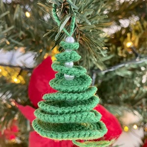 Χριστουγεννιάτικο πλεκτό δεντράκι από νήμα(βαμβακερό) με πέρλες(πράσινο) . Διαστάσεις: 5,5cm*4cm *4cm - νήμα, στολίδια, δέντρο - 3