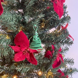 Χριστουγεννιάτικο πλεκτό δεντράκι από νήμα(βαμβακερό) με πέρλες(πράσινο) . Διαστάσεις: 5,5cm*4cm *4cm - νήμα, στολίδια, δέντρο - 5