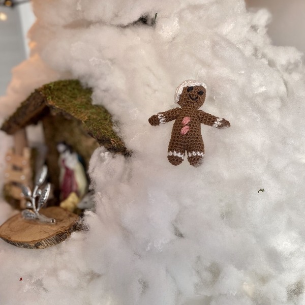 Χριστουγεννιάτικο στολίδι πλεκτό με νήμα βαμβακερό μπισκοτάνθρωπος(καφέ). Διαστάσεις : 6,5cm*2,5cm*2cm - νήμα, στολίδια - 4