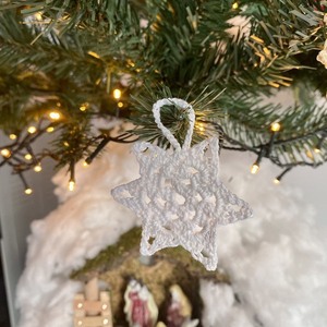 Χριστουγεννιάτικο σετ από δύο χιονονιφάδες (λευκή και μπέζ) για το δέντρο πλεκτές με νήμα βαμβακερό. Διαστάσεις : 6cm*6cm - νήμα, χιονονιφάδα, στολίδια - 2