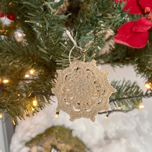 Χριστουγεννιάτικο σετ από δύο χιονονιφάδες (λευκή και μπέζ) για το δέντρο πλεκτές με νήμα βαμβακερό. Διαστάσεις : 6cm*6cm - νήμα, χιονονιφάδα, στολίδια - 3