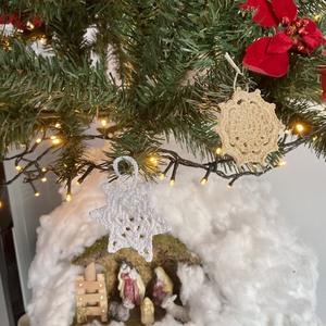 Χριστουγεννιάτικο σετ από δύο χιονονιφάδες (λευκή και μπέζ) για το δέντρο πλεκτές με νήμα βαμβακερό. Διαστάσεις : 6cm*6cm - νήμα, χιονονιφάδα, στολίδια - 4