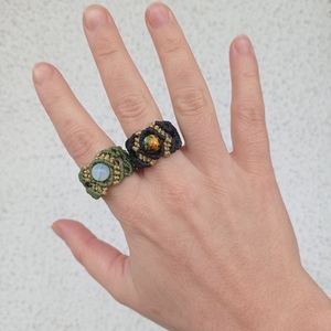 Μακραμέ πράσινο με χρυσό χρώμα αυξομειούμενο δαχτυλίδι με φεγγαρόπετρα. - ημιπολύτιμες πέτρες, μακραμέ, boho, αυξομειούμενα, φθηνά - 2