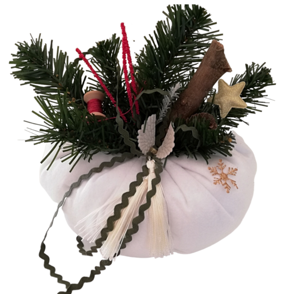 Χριστουγεννιάτικη στολισμένη λευκή κολοκύθα. - αστέρι, διακοσμητικά, κουκουνάρι, κολοκύθα, μαλλί felt