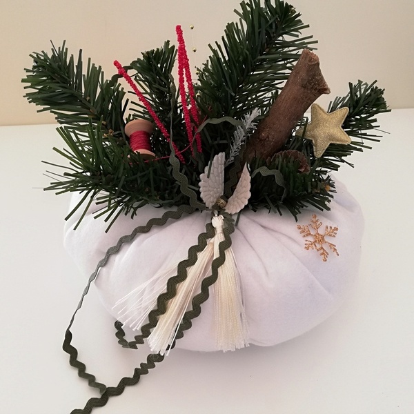 Χριστουγεννιάτικη στολισμένη λευκή κολοκύθα. - αστέρι, διακοσμητικά, κουκουνάρι, κολοκύθα, μαλλί felt - 2