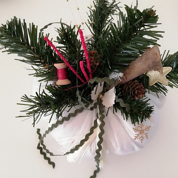 Χριστουγεννιάτικη στολισμένη λευκή κολοκύθα. - αστέρι, διακοσμητικά, κουκουνάρι, κολοκύθα, μαλλί felt - 4