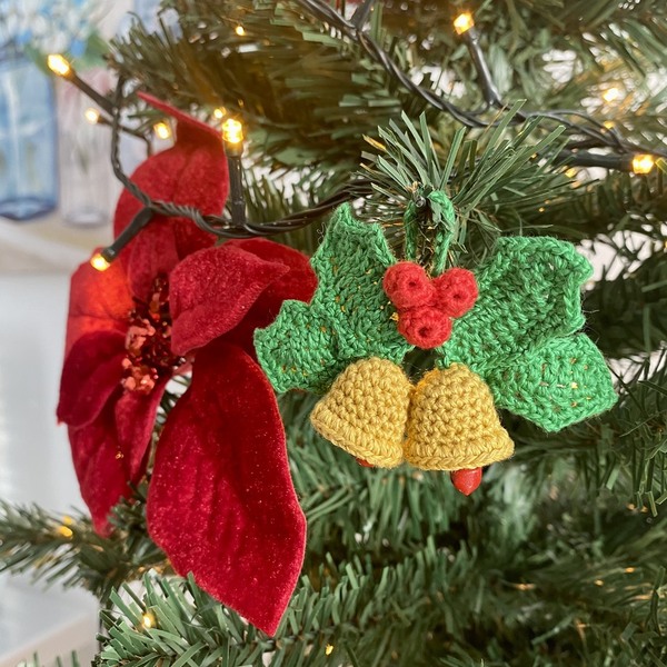 Χριστουγεννιάτικο στολίδι καμπανούλες με φυλλαράκια. Πλεκτό με βαμβακερό νήμα κίτρινο, πράσινο και κόκκινο . Διαστάσεις : 4,5cm*7cm*1,5cm - νήμα, κρεμαστά, στολίδια - 2