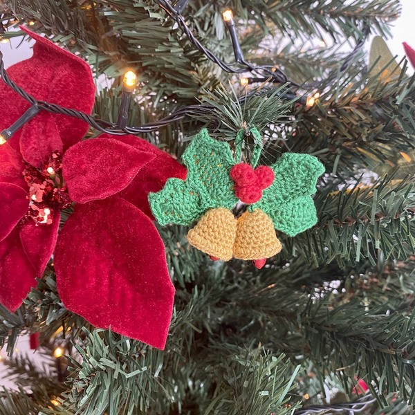 Χριστουγεννιάτικο στολίδι καμπανούλες με φυλλαράκια. Πλεκτό με βαμβακερό νήμα κίτρινο, πράσινο και κόκκινο . Διαστάσεις : 4,5cm*7cm*1,5cm - νήμα, κρεμαστά, στολίδια - 3