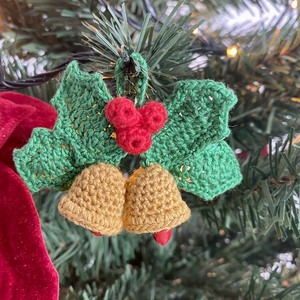 Χριστουγεννιάτικο στολίδι καμπανούλες με φυλλαράκια. Πλεκτό με βαμβακερό νήμα κίτρινο, πράσινο και κόκκινο . Διαστάσεις : 4,5cm*7cm*1,5cm - νήμα, κρεμαστά, στολίδια - 5