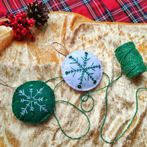 Χριστουγεννιάτικα στολίδια κεντημένα - 8 εκ. - λευκά, πράσινα - ύφασμα, χιονονιφάδα, χριστουγεννιάτικα δώρα, στολίδια, μαλλί felt - 2