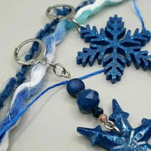 Χριστουγεννιάτικα σκουλαρίκια από υγρό γυαλί και ημιπολύτιμες χάντρες σε σχήμα χιονονιφάδας - μπλε - γυαλί, ατσάλι, boho, χιονονιφάδα, χριστουγεννιάτικα δώρα - 2