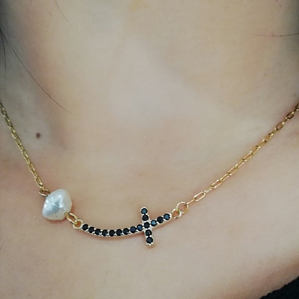 Αλυσίδα ατσάλινη επιχρυσωμένη με σταυρό με μαύρα ζιργκόν και μαργαριτάρι. - charms, μαργαριτάρι, σταυρός, κοντά, ατσάλι - 2