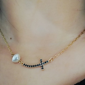 Αλυσίδα ατσάλινη επιχρυσωμένη με σταυρό με μαύρα ζιργκόν και μαργαριτάρι. - charms, μαργαριτάρι, σταυρός, κοντά, ατσάλι - 2