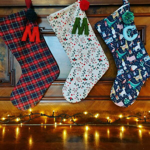 Χριστουγεννιάτικη βαμβακερή κάλτσα δώρων με γράμμα ονόματος και πομ πον- καρώ 40εκ. - ύφασμα, όνομα - μονόγραμμα, διακοσμητικά - 3