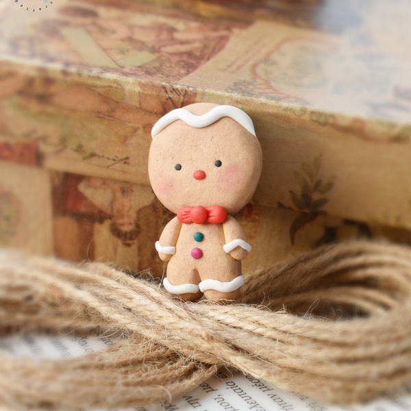 Gingerbread Man | Χειροποίητη καρφίτσα μπισκότο από πολυμερικό πηλό (4,5εκ.) - ορείχαλκος, πηλός, χριστουγεννιάτικα δώρα - 2