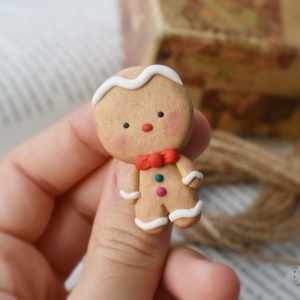 Gingerbread Man | Χειροποίητη καρφίτσα μπισκότο από πολυμερικό πηλό (4,5εκ.) - ορείχαλκος, πηλός, χριστουγεννιάτικα δώρα - 3