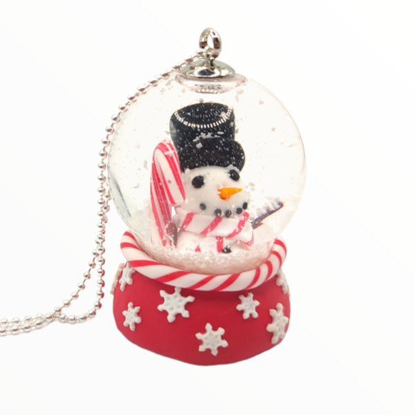 Kολιέ χιονάνθρωπος σε χιονόμπαλα ,χειροποίητα κοσμήματα μινιατούρες απο πολυμερικό πηλό Mimitopia - ασήμι 925, πηλός, ατσάλι, χιονάνθρωπος, χριστουγεννιάτικα δώρα