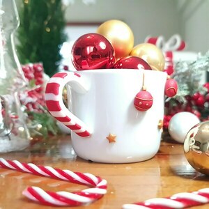 Χριστουγεννιάτικη κούπα με χειροποίητα γλυπτά από μπάλες χριστυγέννων και γλυφιτζουράκια - πηλός, πορσελάνη, κούπες & φλυτζάνια